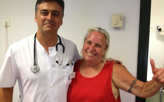 Kim Maclean, alias Shark Lady, saam met een van die spesialiste op die eiland van Tenerife, Spanje wat, ná ‘n frats-ongeluk, om haar lewe geveg het